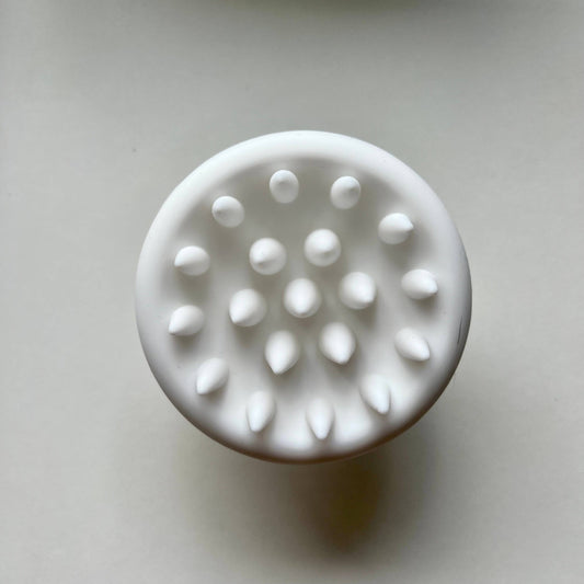 Scalp Massaging Brush: White